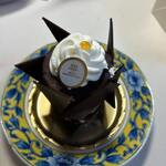 アンリ・シャルパンティエ - 料理写真:王様のザッハトルテ735円。
ザッハトルテにアプリコットジャムとパッションフルーツを加えて現代的な味わいに仕上げ王冠に見立てたインパクトのあるモダンなデザインのケーキです。