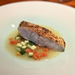 蒼 - いい餌を食べていたという、肉厚の白甘鯛。
      胡瓜やトマトで盛夏らしく爽やかに。