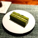 蒼 - 本来なら「蒼菓」さんでないといただけない、抹茶オペラ。
      ホワイトチョコのモッタリ感はあるものの、抹茶の苦味が、それをスパッと切ってくれます。