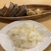 ブラカリイタリア料理店 - お通し的に出てくるチーズスライスとパン。チーズ美味しかった！