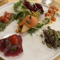 ブラカリイタリア料理店 - 前菜盛り合わせ。この中でよかったのはキッシュと、右下のタンのバジル和えくらいかな？