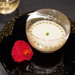 ラトリエ ドゥ ジョエル・ロブション - キャビアアンぺリアル：キャビアとオマール海老のジュレをなめらかなカリフラワーのクリームで 