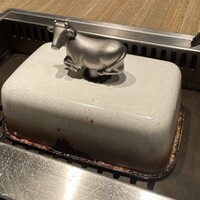 焼肉 ジャンボ はなれ - 石焼ユッケ蒸してる