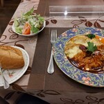 ヴァン・ロゼ - ポークピカタ、パン、サラダ