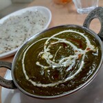 クイーンガーデン - ほうれん草マトン[草と羊肉の緑カレー]辛口930円(税込)+ジーラライス350円
      ジーラライスは毎度感動ものの旨さ！
      ほうれん草マトンもクリーミーかつ辛さも効いていて美味いし、マトンも食べ応えがあり♪