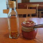 沖縄ごはん くくるやー - コーレーグース瓶と紅生姜の壺