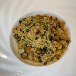 中国飯店 富麗華 - 豚バラ肉焼き物と松の実、赤米入りのチャーハン