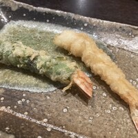 天ぷら とばり - ◉ 車海老　2尾
                      　☘️ 大葉巻きと素揚げ…両方楽しめました！
                      　　　自然の甘味が素晴らしい！