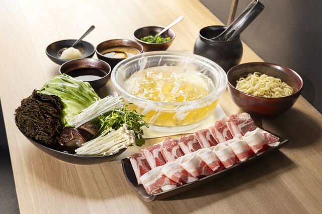 パイナップルあぐー豚 もずくレタしゃぶ