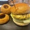 ダグズ・バーガー - ダグズ・プレミアム多良間牛チーズバーガーとダグズ・オニオンリング