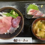 おわせ魚食堂 - （左）海鮮どんDX 1230円 （右上）ぶり刺身 300円（右下）さかなのお味噌汁 220円