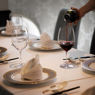 ソムリエ厳選ワインが充実。焼酎・紹興酒まで多彩にラインナップ