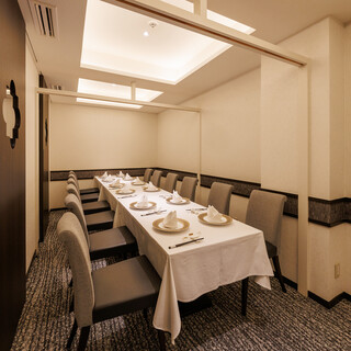 最大18名様まで個室でのご案内が可能です。ご接待・ご宴会などに。