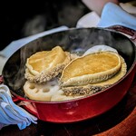 蒼 - 佐渡よりの黒鮑は、２つで大きなフライパン一杯です。モチモチの食感に旨みが溢れていました。