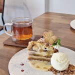 ハナツムリ - 【2024.08】黄金桃といちじくのクランブルタルト・バニラアイス添え(税抜650円)、紅茶(税抜473円)