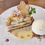 ハナツムリ - 【2024.08】黄金桃といちじくのクランブルタルト・バニラアイス添え(税抜650円)