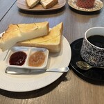 BETTER LIFE COFFEE+ROASTERS LABO - 厚切りトースト（自家製ラズベリー、イチジクジャム）