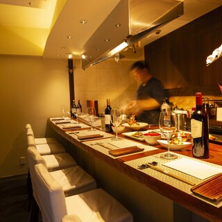 目の前で調理が見えるカウンター6席のみの落ち着いた店内。