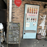 Seafood bar Ermitage 横浜鶴屋町店 - ※　お店の入り口は自動販売機と間違えるつくり。隠れ家的な雰囲気なのかもしれないが、昼間は、入店するのに勇気が必要であった。店内は、オシャレな空間。