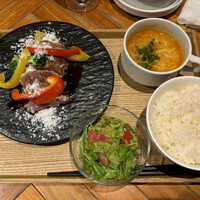 Seafood bar Ermitage 横浜鶴屋町店 - ■Aランチセット￥1,200：スープ・本日のミニサラダ・淡雪塩で食べる鮪のたたき（選択）。　※　鮪のたたきには、にんにくベースのソースが絶妙にマッチしており、味わい深かった。　 ※　鮪をたたきにすると、その美味しさがさらに引き立つなぁ～。