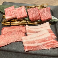 近江うし焼肉 にくTATSU 渋谷店 - 極上ステーキ
                    赤身カメノコステーキ
                    上タン塩
                    火の本豚バラ焼きシャブ
