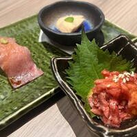 近江うし焼肉 にくTATSU 渋谷店 - ユッケ
                      季節前菜〜筍煮
                      サーロイン炙り寿司