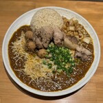 吉田カレー  - 闇鍋カレー、ローストポーク、グリエールチーズ、ハンマーカンマーうずら、玉ねぎアチャール