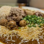 吉田カレー  - 闇鍋カレー、ローストポーク、グリエールチーズ、ハンマーカンマーうずら、玉ねぎアチャール