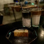 Actors Square Coffee - アイスカーボンペーパーとアイスラテとチーズケーキ
