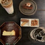 Actors Square Coffee - アイスラテとチーズケーキ、カーボンペーパーアイス　ショコラテリーヌ