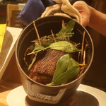 RISTORANTE IL NODO - ストウブ鍋で藁とともに燻された京都七谷鴨ロースのプレゼンテーション