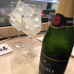 板前バル LIVE FISH MARKET - バブリーレモンサワー ドライ(凍らせたレモンにスパークリング)