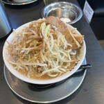 メガ豚パンチ - ラーメン 麺300g  野菜マシ　アブラ普通  1000円+生たまご　100円