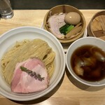 麦処 八と丁 - 昆布水つけそば（醤油）+特製トッピング+ワンタン+麺増し