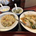 中国料理 東海園 - ■五目焼きそば＋半チャーハン¥980