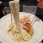 ワタリガラス - ピロピロとした少し太めの麺。塩スープはしょっぱ過ぎず、さっぱりとして美味しかったです。