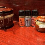 渓 - 卓上調味料。辣油、七味唐辛子、胡椒、一味唐辛子、ニンニク
