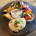 旬彩ダイニング ばんび - 海老とアボガドのブルスケッタ、カボチャのパイ、じゃがいものポタージュ、タコのマリネ。生ハム、旬の野菜のサラダ。