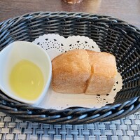 R restaurant & bar - パンとオリーブオイル