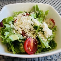 R restaurant & bar - フレッシュトマトとシレネチーズのサラダ