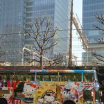 ブラッスリー・ヴィロン - キティちゃんの「はとバス」が停車していました。