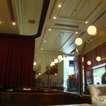 ブラッスリー・ヴィロン - 落ち着いた色合いの内装です。