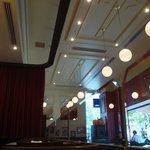 ブラッスリー・ヴィロン - 落ち着いた色合いの内装です。