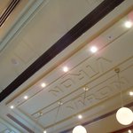ブラッスリー・ヴィロン - 天井にも「VIRON」の文字が刻まれています。