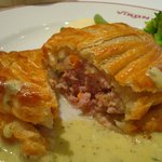 ブラッスリー・ヴィロン - ＬＹＢ豚と牛肉のパイ包み焼き　エスカルゴバターのソース(正式名称は失念)