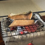 千年鮭 井筒屋 - 塩引き鮭を焼く