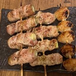 やきとり中山商店 - 右から、ぼんじり、アスパラ豚巻き