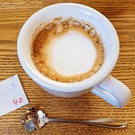 桜キッチンカフェ - カフェラテ。スプーンが桜になっていてかわいい。