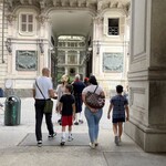 Baratti & Milano - 日曜日なので家族連れと王侯貴族の装いで Galleria へ向かっている人を何人も見かけた。肋骨が大きく湾曲して胸の厚みがあるイタリア人はこういう格好がよく似合う。扁平な胸の日本人には和服の侍装束が似合う。