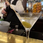 Baratti & Milano - 此処で「Lascerò a te.」(貴方任せ) と頼むと Hendrick’s Gin にオリーブを合わせてくれました。